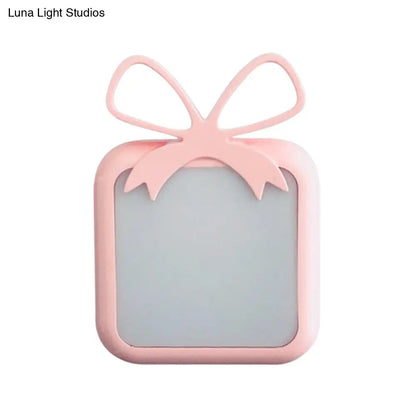 Luz nocturna infantil con sensor de luz - Lámpara de pared LED azul/rosa con forma de regalo para dormitorio