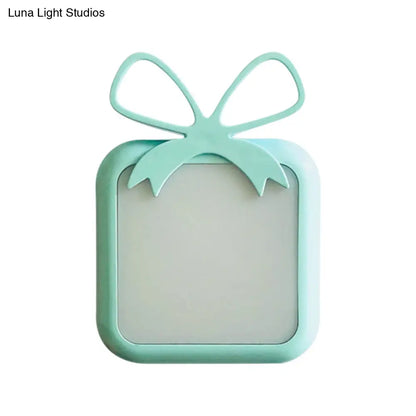 Luz nocturna infantil con sensor de luz - Lámpara de pared LED azul/rosa con forma de regalo para dormitorio