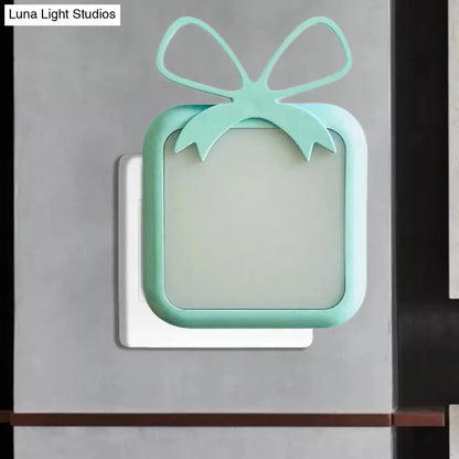 Luz nocturna infantil con sensor de luz - Lámpara de pared LED azul/rosa con forma de regalo para dormitorio