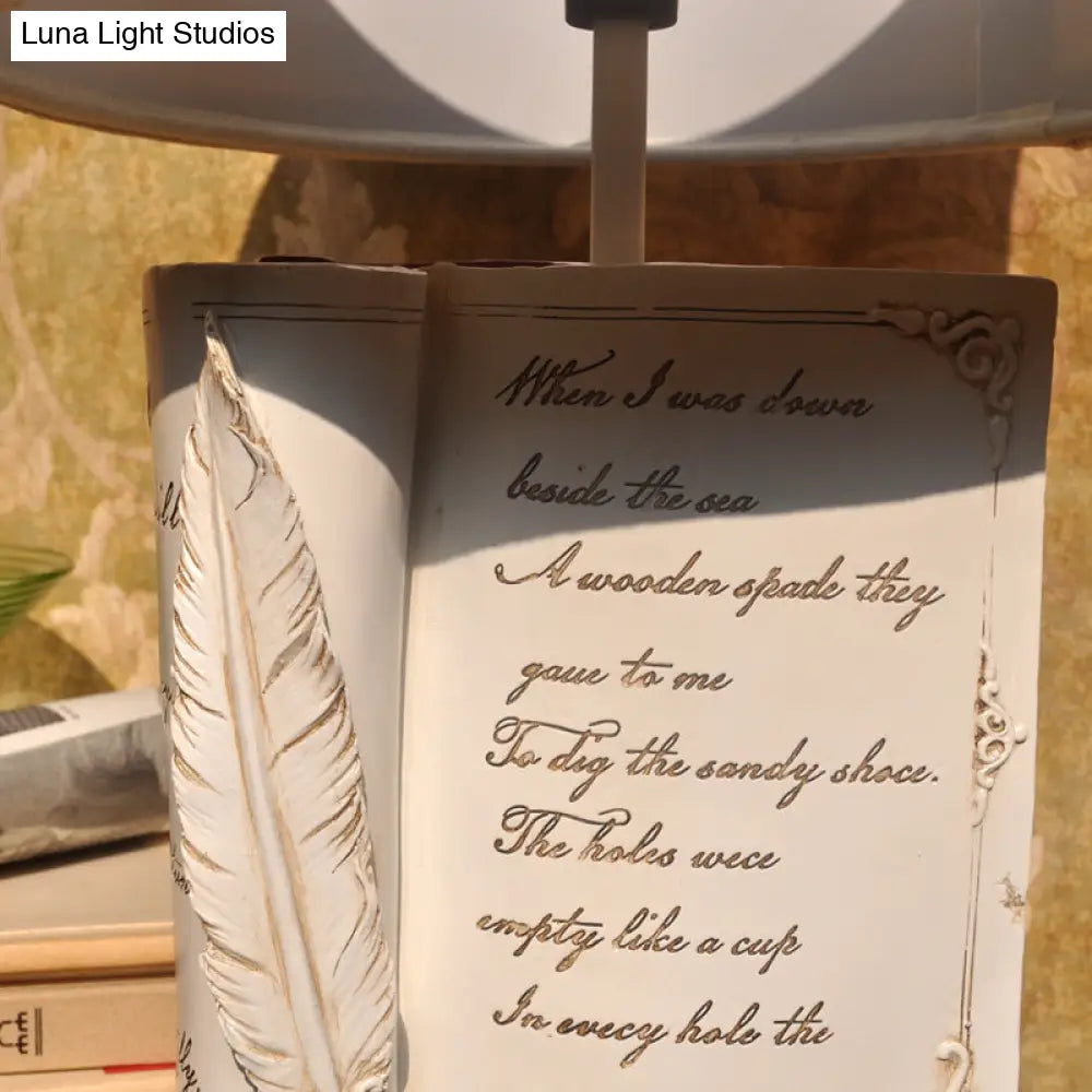 Lámpara de lectura infantil blanca con pantalla cilíndrica y base en forma de libro - Iluminación para estudio o dormitorio