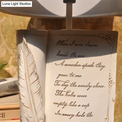 Lámpara de lectura infantil blanca con pantalla cilíndrica y base en forma de libro - Iluminación para estudio o dormitorio