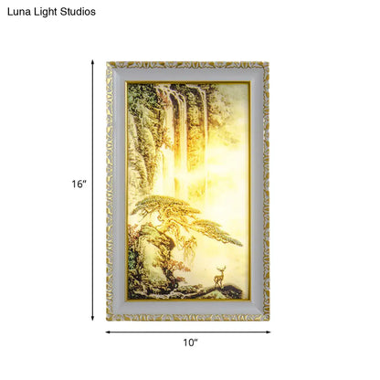 Mural de pared acrílico chino - Iluminación LED dorada con diseño de pino y cascada
