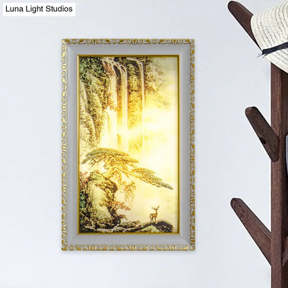 Mural de pared acrílico chino - Iluminación LED dorada con diseño de pino y cascada