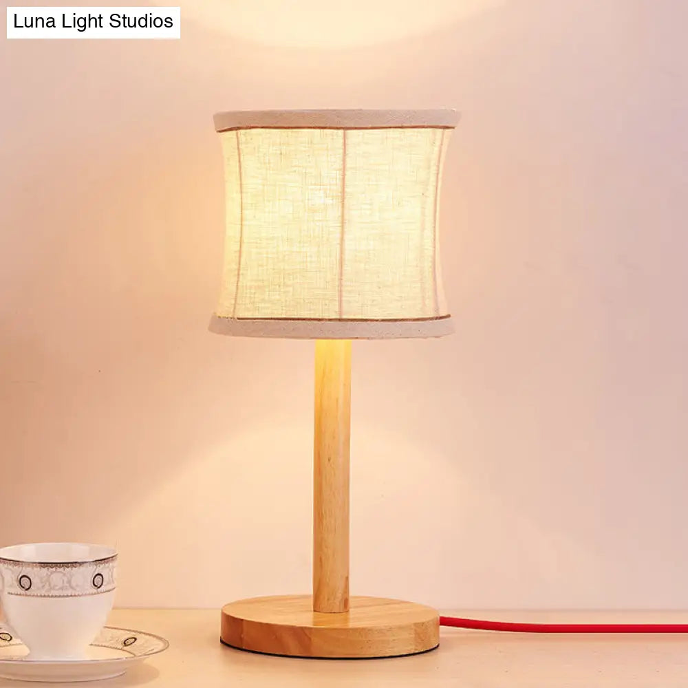 Lámpara de mesa de noche china color beige con pantalla cilíndrica de tela - 1 bombilla, ideal para dormitorio o tareas.