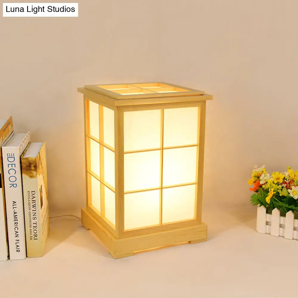 Lámpara de mesa china de madera beige: Luz clásica para leer en el dormitorio
