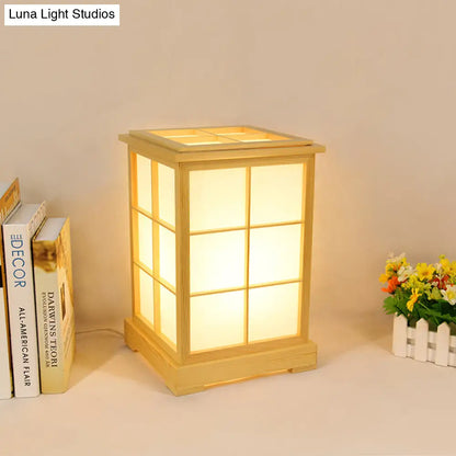Lámpara de mesa china de madera beige: Luz clásica para leer en el dormitorio