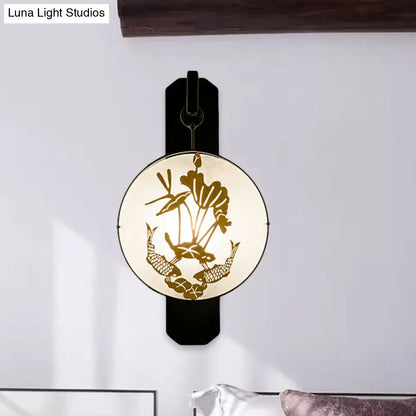 Lámpara de pared china para dormitorio con murales de carpas y hojas de loto en negro y dorado.