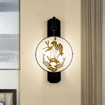 Lámpara de pared china para dormitorio con murales de carpas y hojas de loto en negro y dorado.