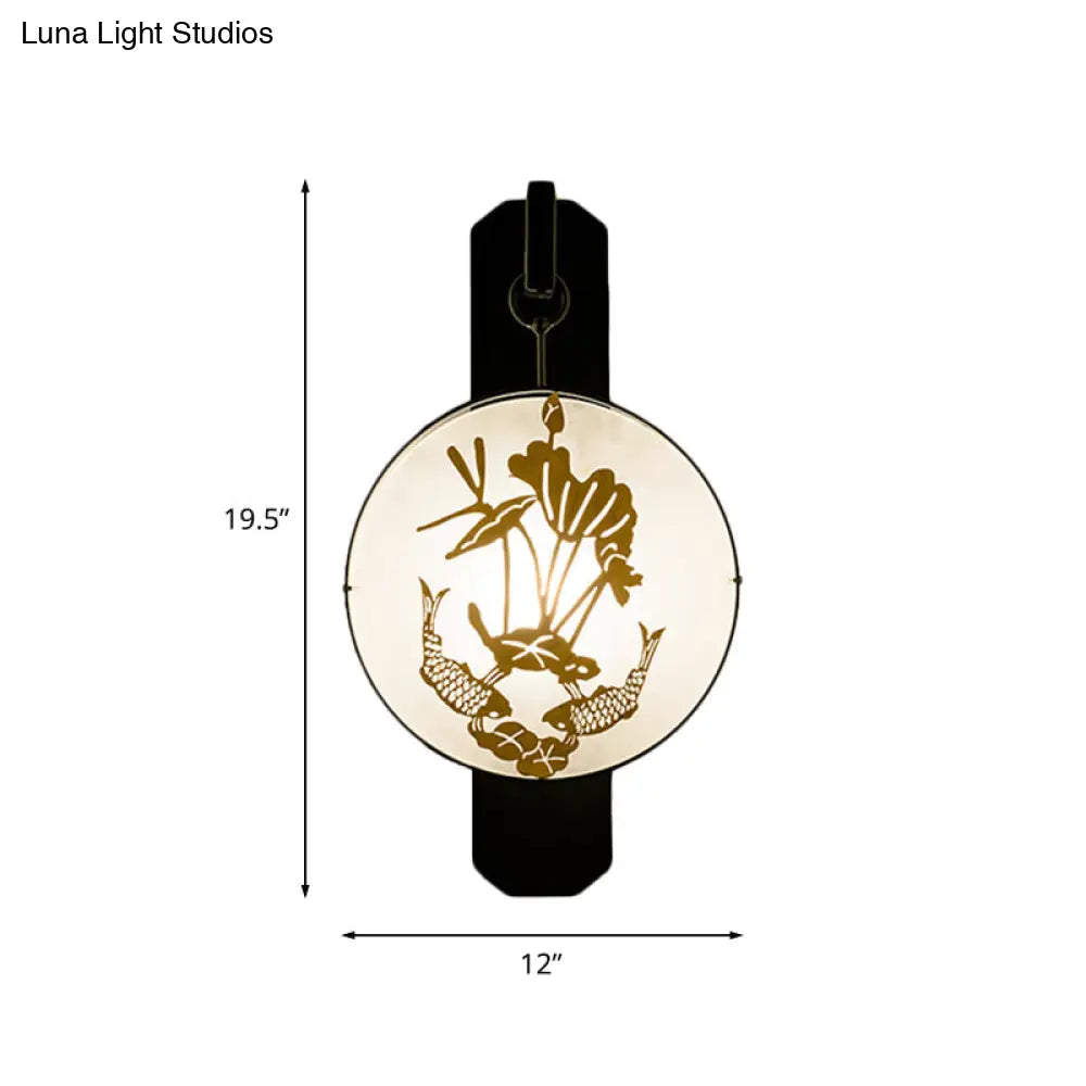 Lámpara de pared china para dormitorio con murales de carpas y hojas de loto en negro y dorado.