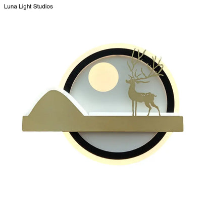 Lámpara de pared LED de estilo chino con forma de ciervo alce en color dorado con diseño redondeado de acrílico.