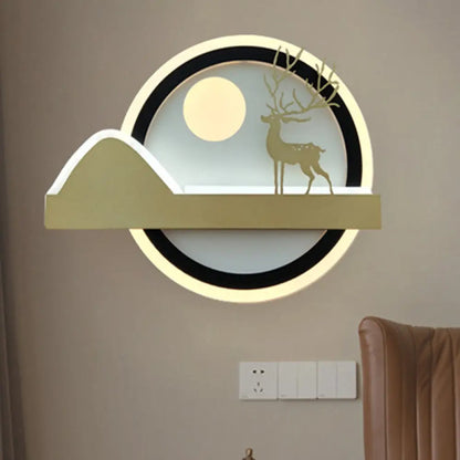 Lámpara de pared LED de estilo chino con forma de ciervo alce en color dorado con diseño redondeado de acrílico.