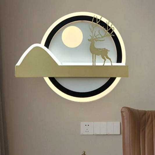 Lámpara de pared LED de estilo chino con forma de ciervo alce en color dorado con diseño redondeado de acrílico.