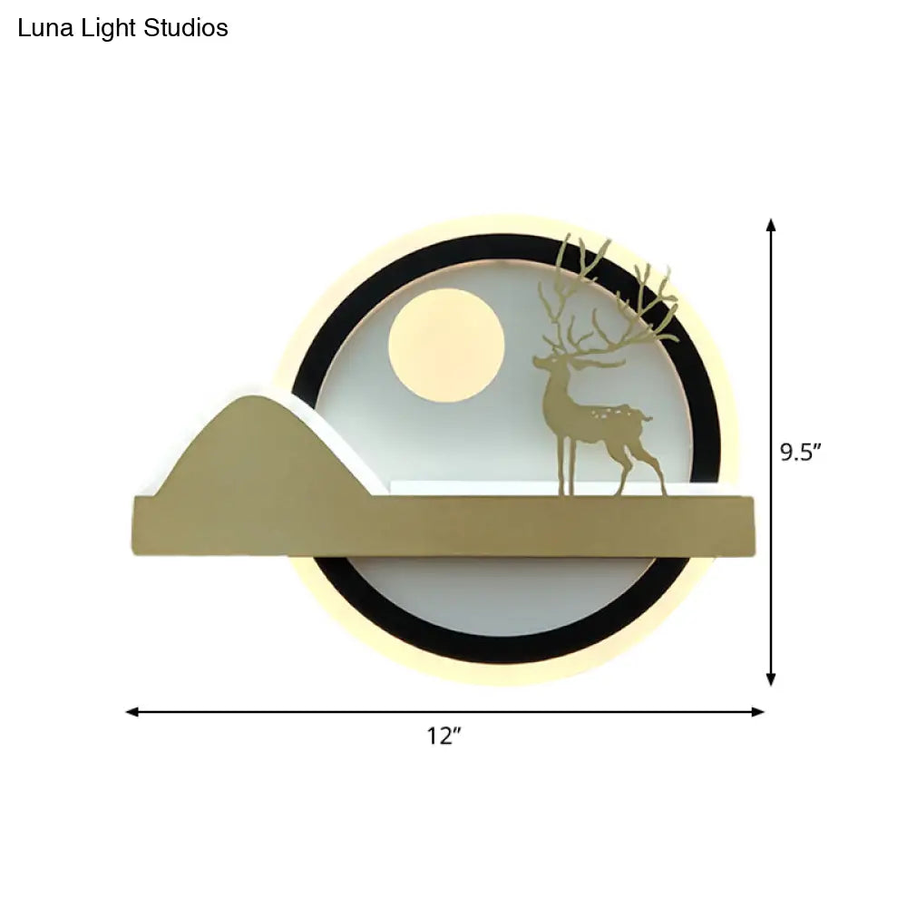 Lámpara de pared LED de estilo chino con forma de ciervo alce en color dorado con diseño redondeado de acrílico.
