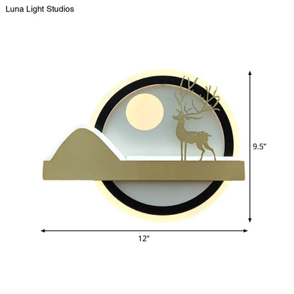 Lámpara de pared LED de estilo chino con forma de ciervo alce en color dorado con diseño redondeado de acrílico.