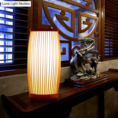 Lámpara de escritorio china de madera con pantalla de bambú - Iluminación de trabajo para sala de estar