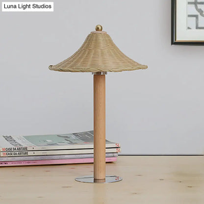 Lámpara de escritorio china de madera con pantalla de bambú en forma de campana - Iluminación de trabajo de 1 cabezal para dormitorio