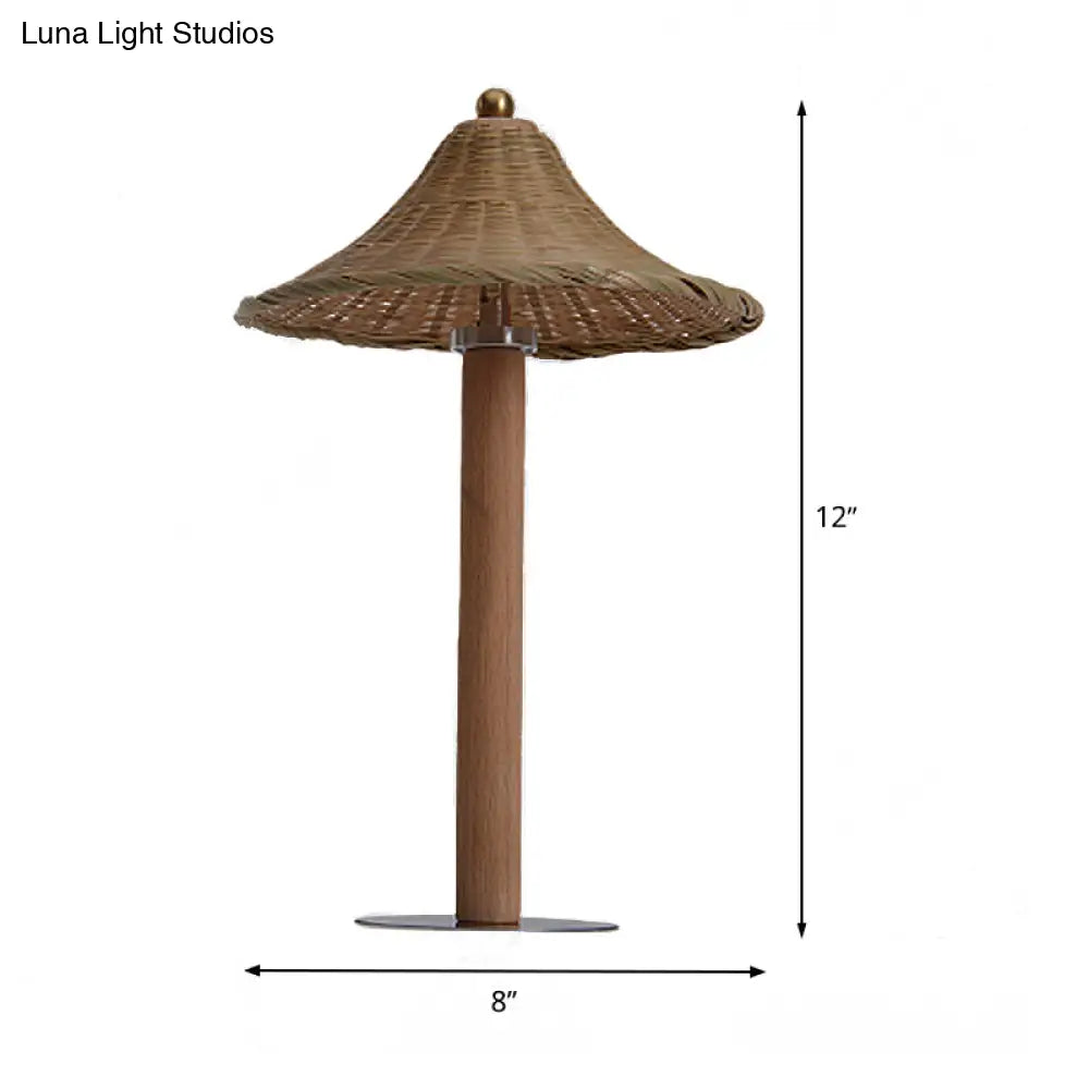 Lámpara de escritorio china de madera con pantalla de bambú en forma de campana - Iluminación de trabajo de 1 cabezal para dormitorio