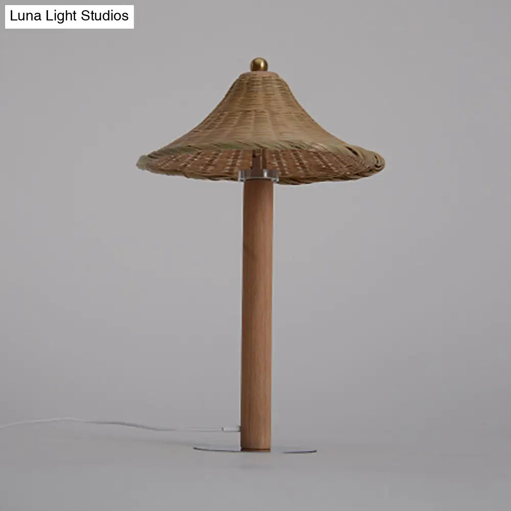 Lámpara de escritorio china de madera con pantalla de bambú en forma de campana - Iluminación de trabajo de 1 cabezal para dormitorio