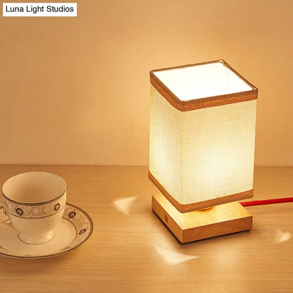 Lámpara de mesa china de madera para comedor con pantalla rectangular de tela - 1 cabezal