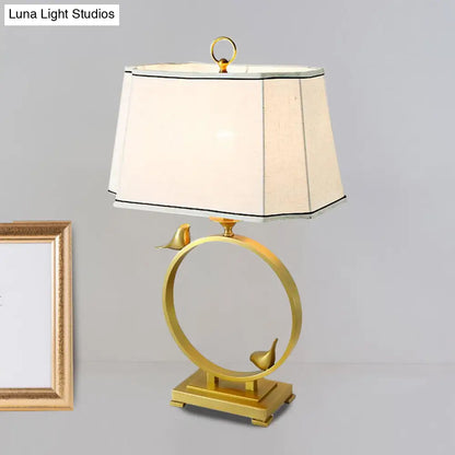 Chloé - Lámpara de escritorio de latón con tela, panelada, cúbica, 1 luz, estilo rústico, iluminación nocturna con decoración de pájaro