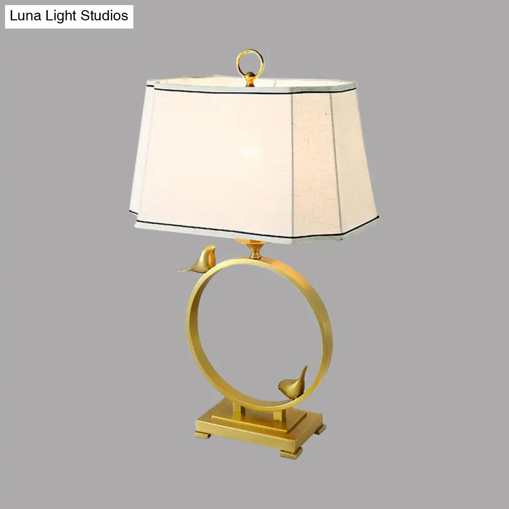 Chloé - Lámpara de escritorio de latón con tela, panelada, cúbica, 1 luz, estilo rústico, iluminación nocturna con decoración de pájaro