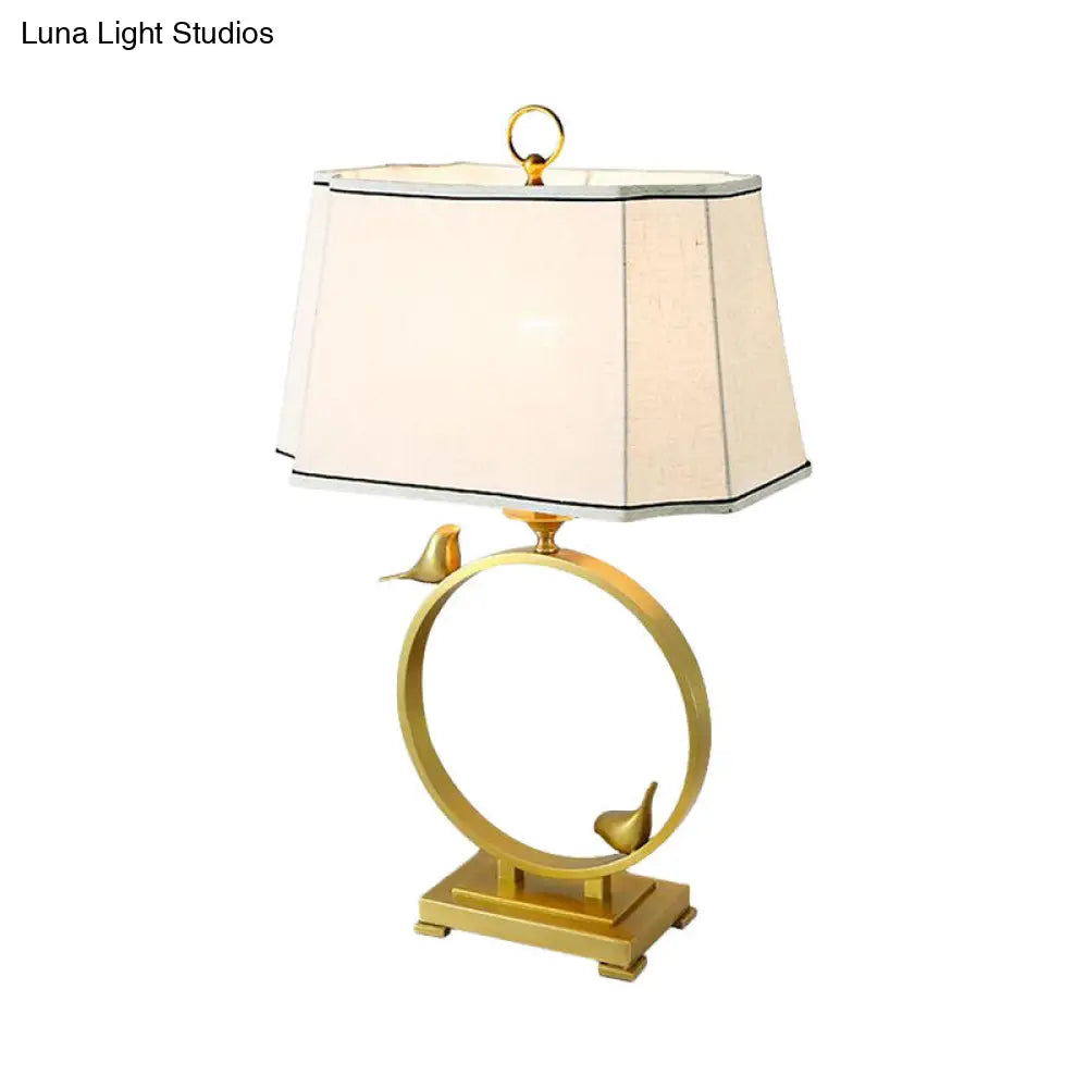 Chloé - Lámpara de escritorio de latón con tela, panelada, cúbica, 1 luz, estilo rústico, iluminación nocturna con decoración de pájaro