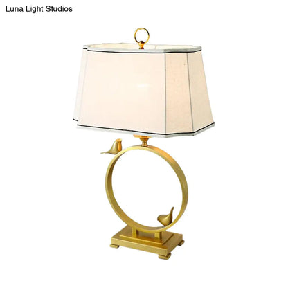 Chloé - Lámpara de escritorio de latón con tela, panelada, cúbica, 1 luz, estilo rústico, iluminación nocturna con decoración de pájaro