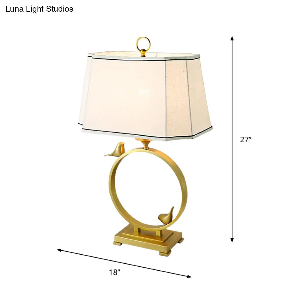 Chloé - Lámpara de escritorio de latón con tela, panelada, cúbica, 1 luz, estilo rústico, iluminación nocturna con decoración de pájaro