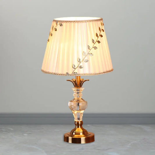 Lámpara de mesa Chloe - Pantalla con estampado de hojas y enredaderas, estilo tradicional, de tela, 1 bombilla, cristal blanco.