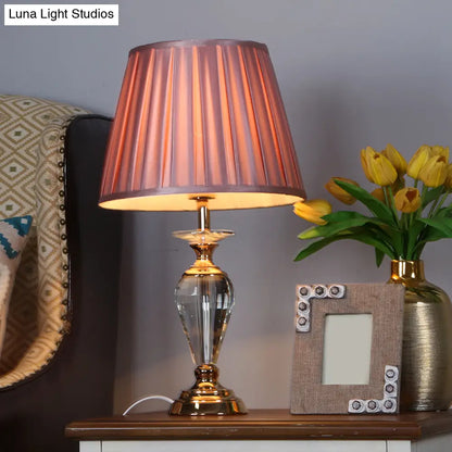 Christelle - Lámpara de mesa de cristal con 1 bombilla y pantalla plisada de tela. Estilo tradicional para salón o mesilla de noche.