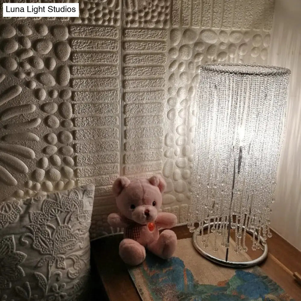 Lámpara de mesilla de noche con flecos de cristal cromado: elegante iluminación de mesa de una sola bombilla para dormitorios posmodernos.