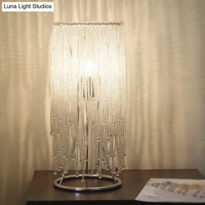 Lámpara de mesilla de noche con flecos de cristal cromado: elegante iluminación de mesa de una sola bombilla para dormitorios posmodernos.
