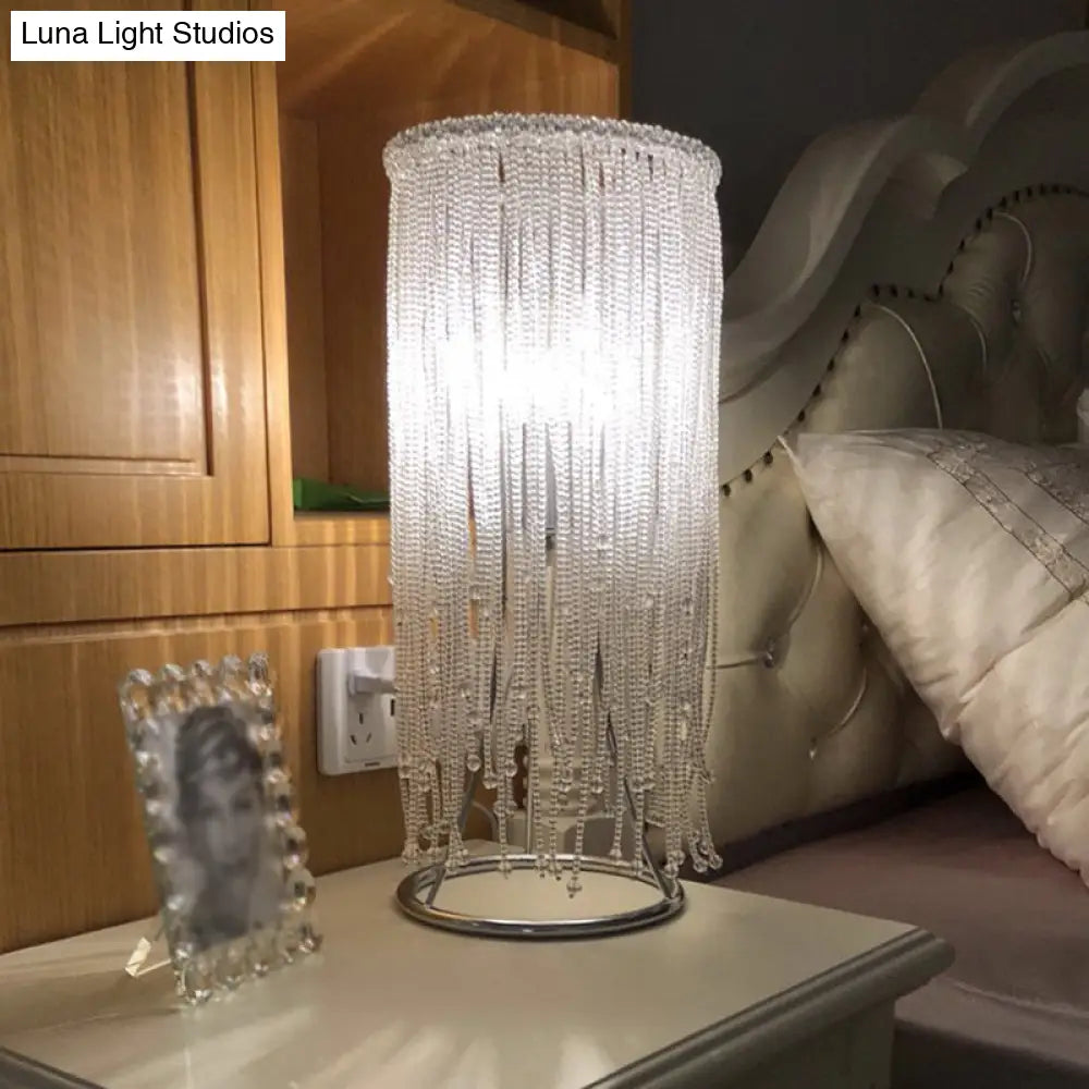 Lámpara de mesilla de noche con flecos de cristal cromado: elegante iluminación de mesa de una sola bombilla para dormitorios posmodernos.