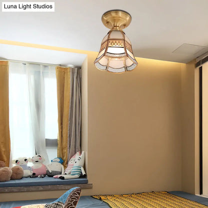 Lámpara de techo cónica clásica DecorBites™ de latón con cristal esmerilado - 5"/6.5" de ancho, 1 luz, estilo colonial para sala de estar