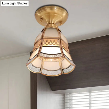 Lámpara de techo cónica clásica DecorBites™ de latón con cristal esmerilado - 5"/6.5" de ancho, 1 luz, estilo colonial para sala de estar
