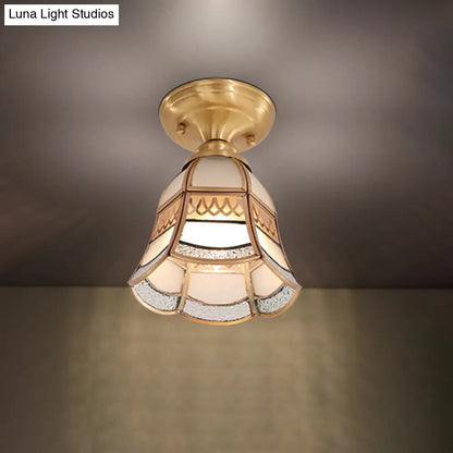 Lámpara de techo cónica clásica DecorBites™ de latón con cristal esmerilado - 5"/6.5" de ancho, 1 luz, estilo colonial para sala de estar