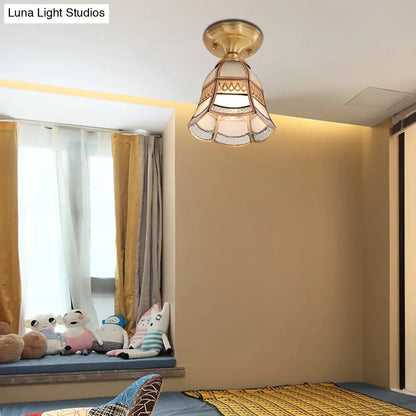 Lámpara de techo cónica clásica DecorBites™ de latón con cristal esmerilado - 5"/6.5" de ancho, 1 luz, estilo colonial para sala de estar