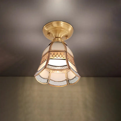Lámpara de techo cónica clásica DecorBites™ de latón con cristal esmerilado - 5"/6.5" de ancho, 1 luz, estilo colonial para sala de estar