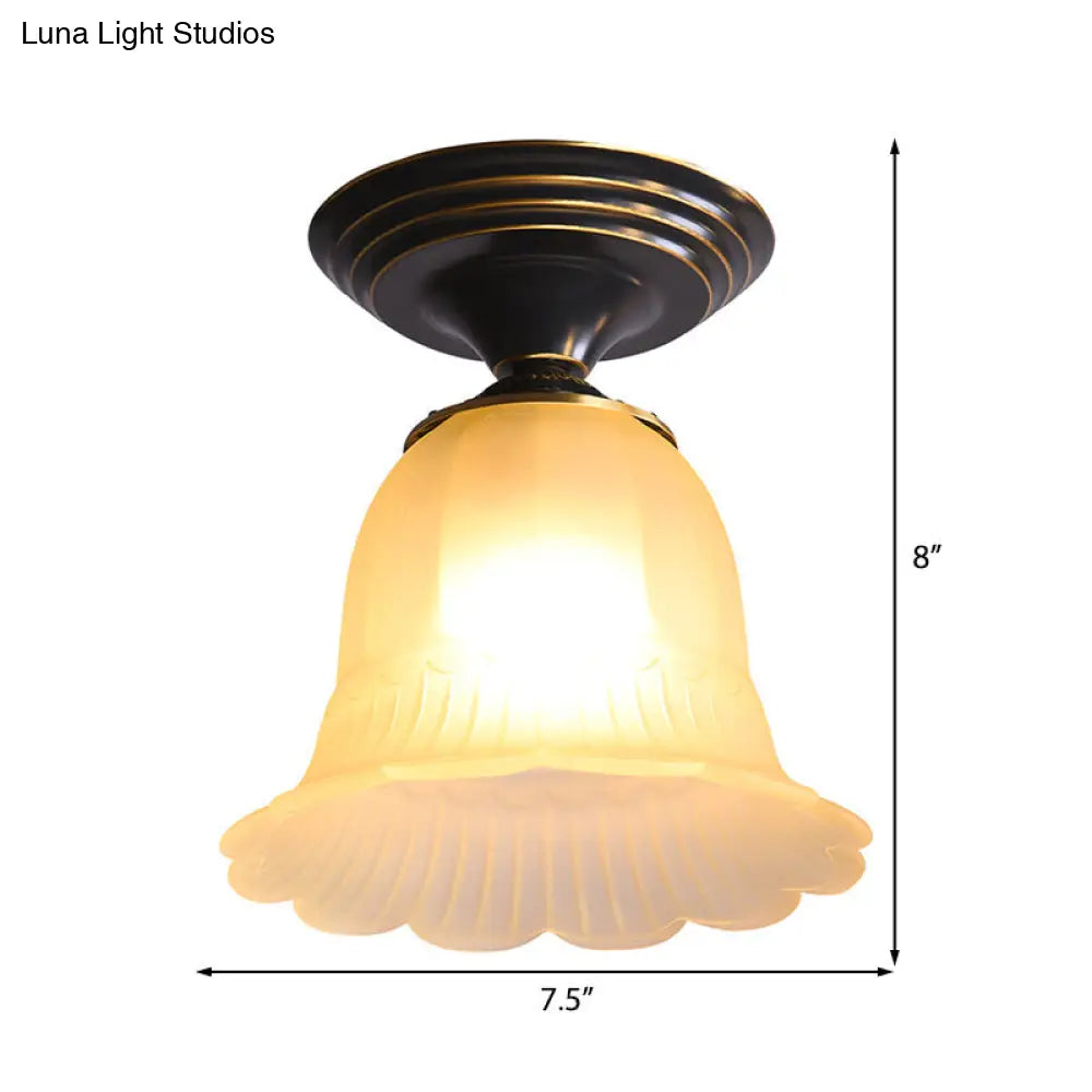 Lámpara de techo DecorBites™ Classic Flared Glass: Iluminación de techo beige de 1 luz para sala de estar