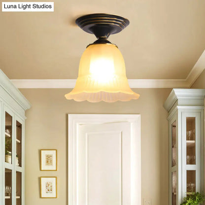 Lámpara de techo DecorBites™ Classic Flared Glass: Iluminación de techo beige de 1 luz para sala de estar