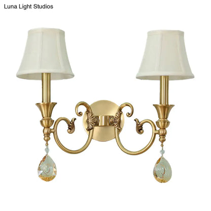 Aplique de pared clásico acampanado en dorado con colgante de cristal - Lámpara de tela de media luz