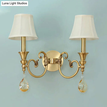 Aplique de pared clásico acampanado en dorado con colgante de cristal - Lámpara de tela de media luz