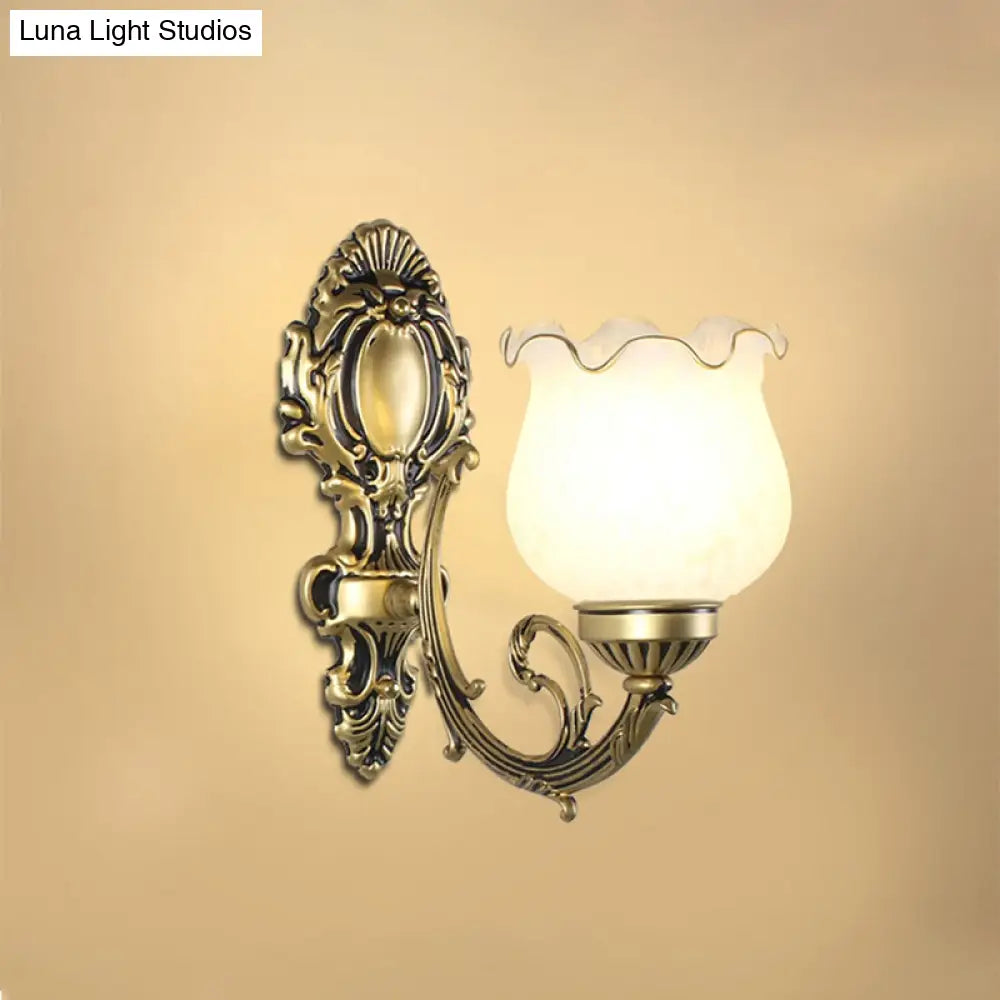 Aplique de pared clásico con forma de flor, cristal esmerilado y ribete con volantes para pasillo