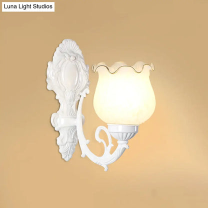 Aplique de pared clásico con forma de flor, cristal esmerilado y ribete con volantes para pasillo