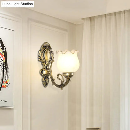 Aplique de pared clásico con forma de flor, cristal esmerilado y ribete con volantes para pasillo