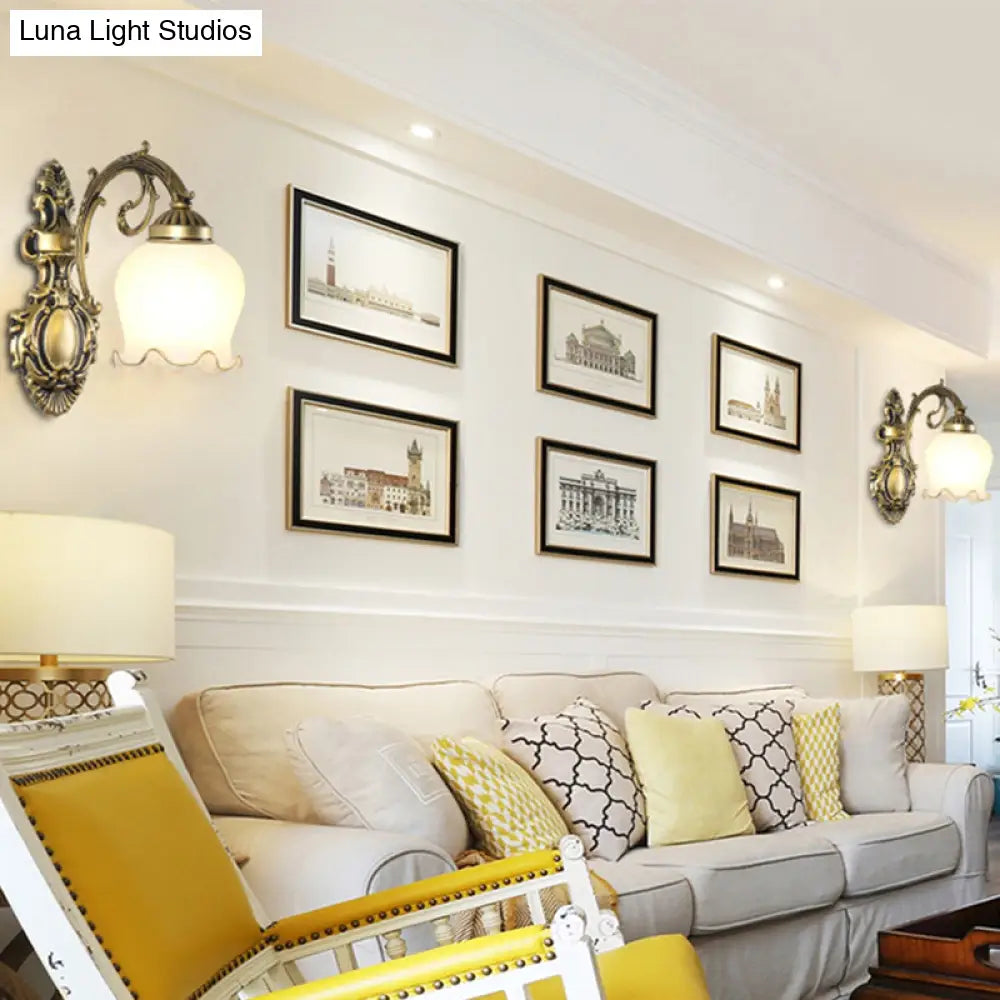 Aplique de pared clásico con forma de flor, cristal esmerilado y ribete con volantes para pasillo