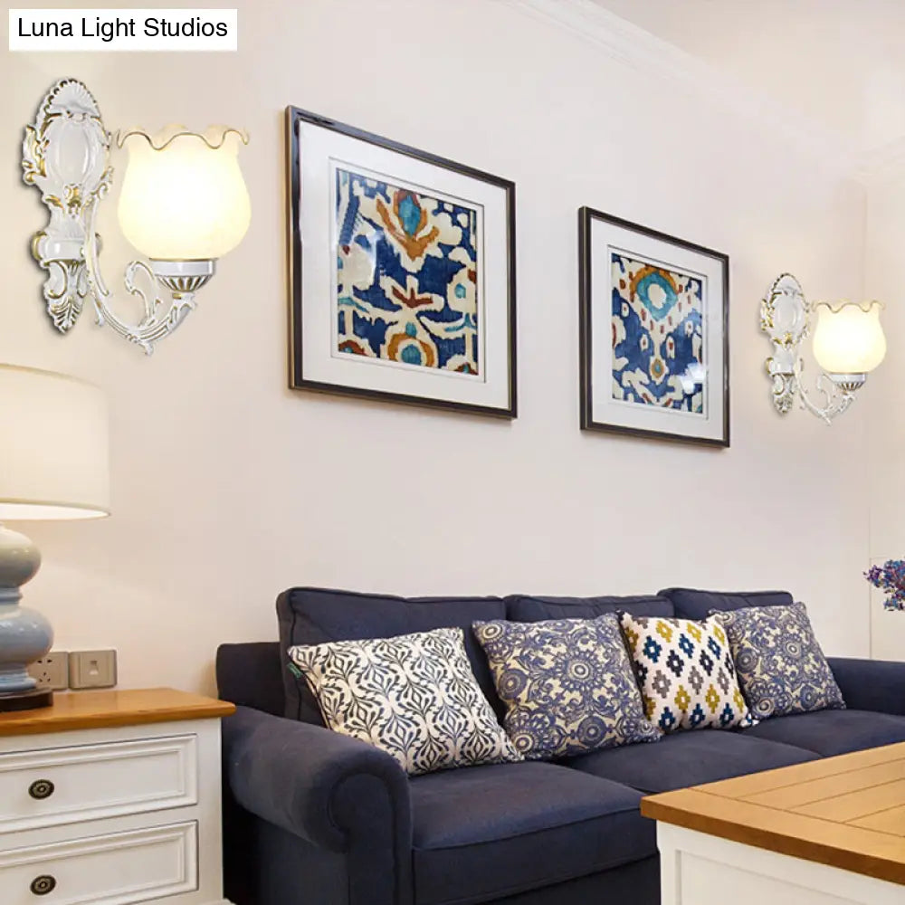 Aplique de pared clásico con forma de flor, cristal esmerilado y ribete con volantes para pasillo