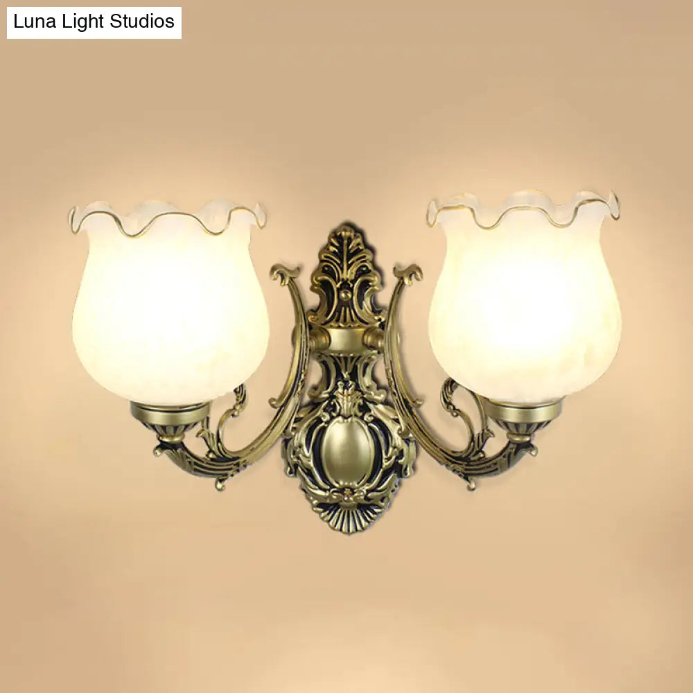 Aplique de pared clásico con forma de flor, cristal esmerilado y ribete con volantes para pasillo