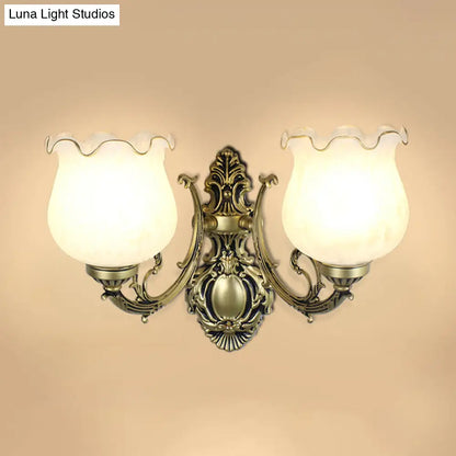 Aplique de pared clásico con forma de flor, cristal esmerilado y ribete con volantes para pasillo