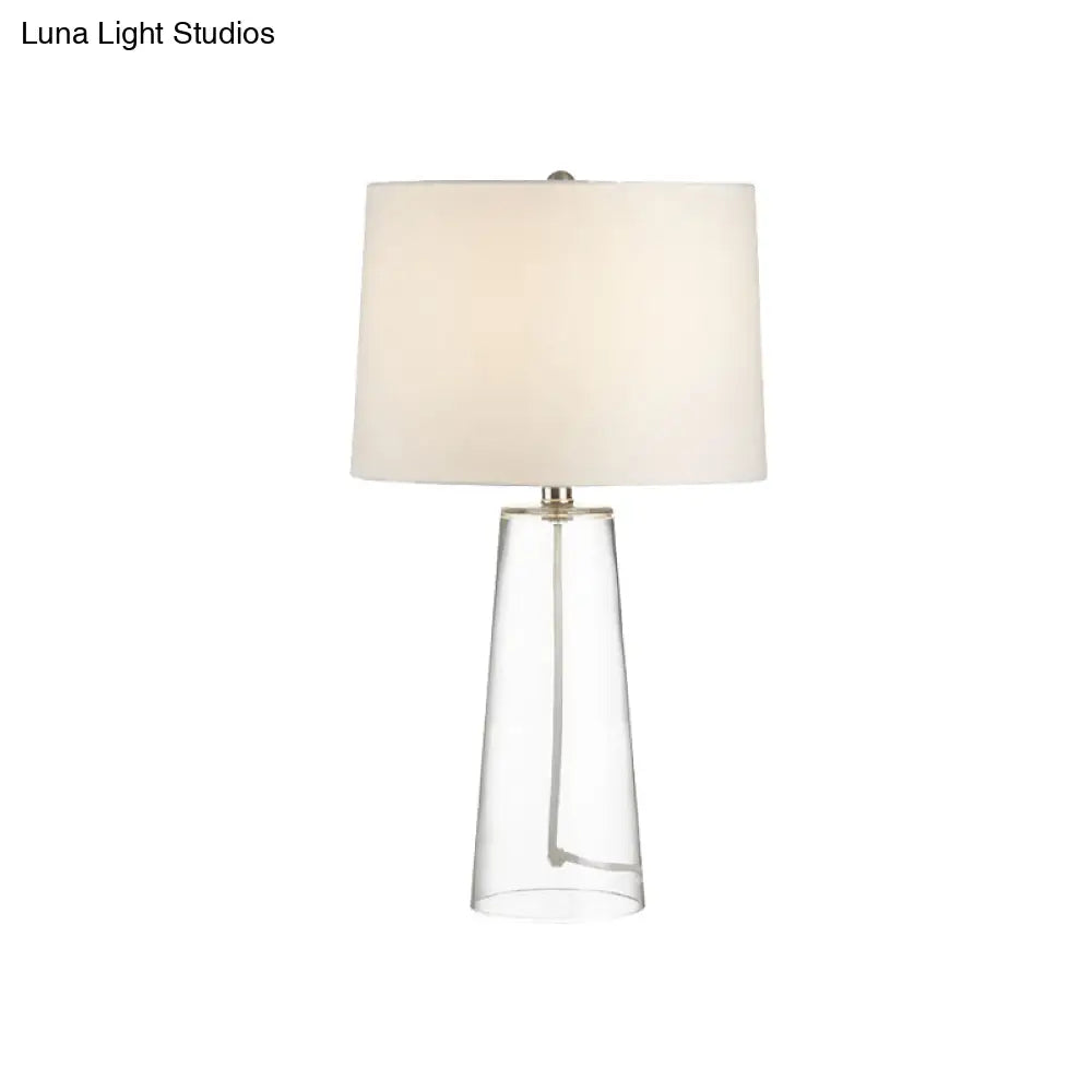 Lámpara de mesilla de noche clásica de cristal con luz de mesa cónica transparente y pantalla de tela blanca